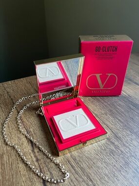 Valentino Go-Clutch On The Move Perfecting Powder Soft Matte Light-Medium